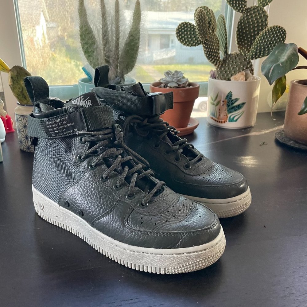 NIKE WOMEN SF AIR FORCE 1 MID (OLIVE / OUTDOOR GREEN-LIGHT PUMICE) - Picture 3 of 3